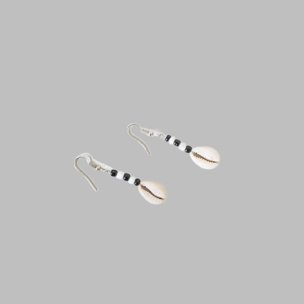 Earing Cowrie Black And White Beads